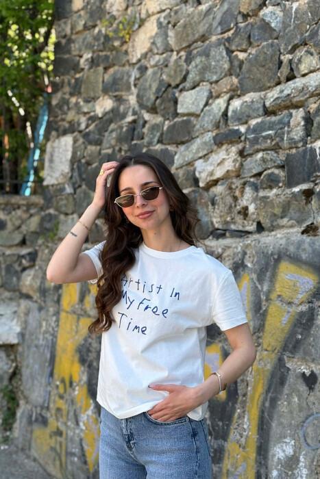 T-SHIRT ME SHKRIM PER FEMRA NE NGJYRE TE BARDHE - KLAUDIO FASHION