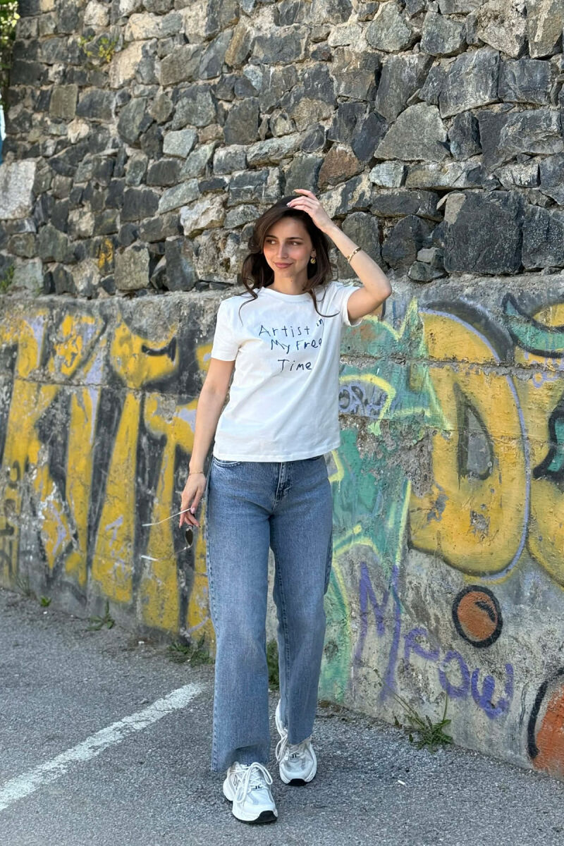 T-SHIRT ME SHKRIM PER FEMRA NE NGJYRE TE BARDHE - 3