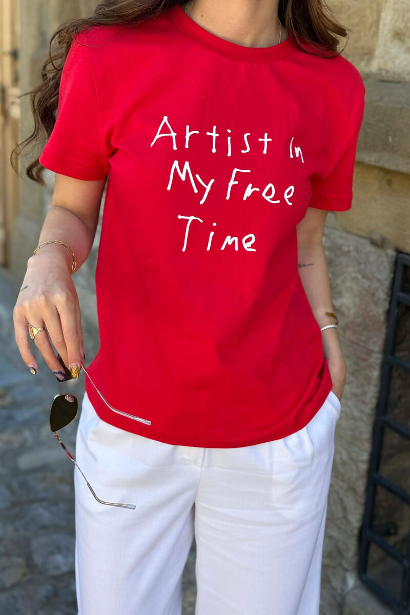 T-SHIRT ME SHKRIM PER FEMRA NE NGJYRE TE KUQE - 3