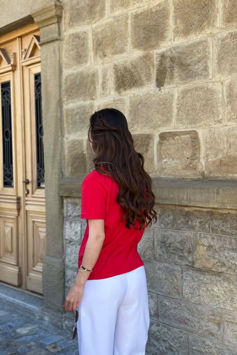 T-SHIRT ME SHKRIM PER FEMRA NE NGJYRE TE KUQE - 4