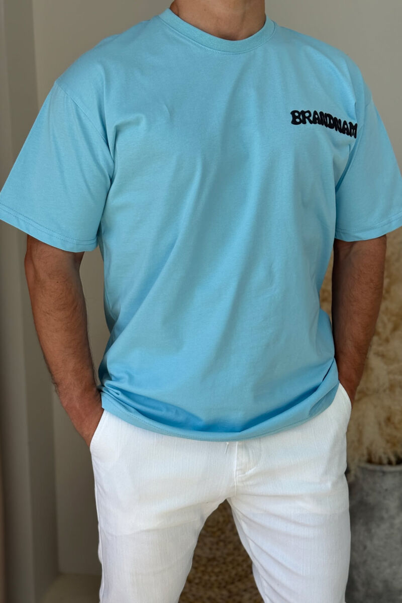 T-SHIRT ME SHKRIME DHE DIZAJN PËR MESHKUJ NË NGJYRËN BLU E ZBARDHUR - 2