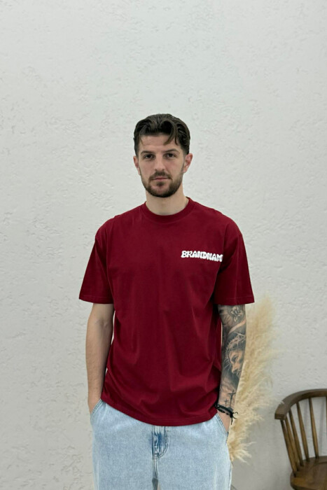 T-SHIRT ME SHKRIME DHE DIZAJN PËR MESHKUJ NË NGJYRËN VISHNJË - 1
