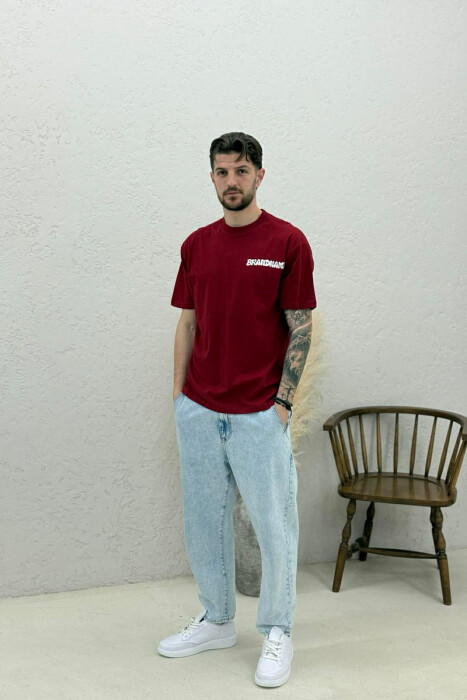 T-SHIRT ME SHKRIME DHE DIZAJN PËR MESHKUJ NË NGJYRËN VISHNJË - 2