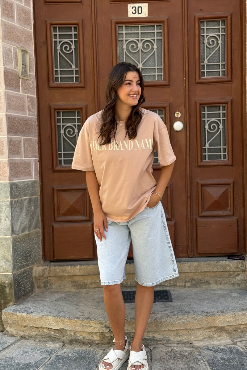 T-SHIRT ME SHKRIME DHE IMAZH PËR FEMRA NË NGJYRËN BEZHË - 1