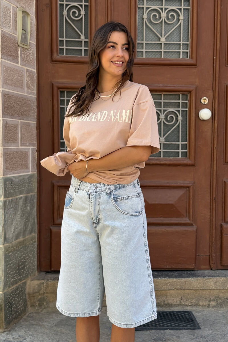 T-SHIRT ME SHKRIME DHE IMAZH PËR FEMRA NË NGJYRËN BEZHË - 2