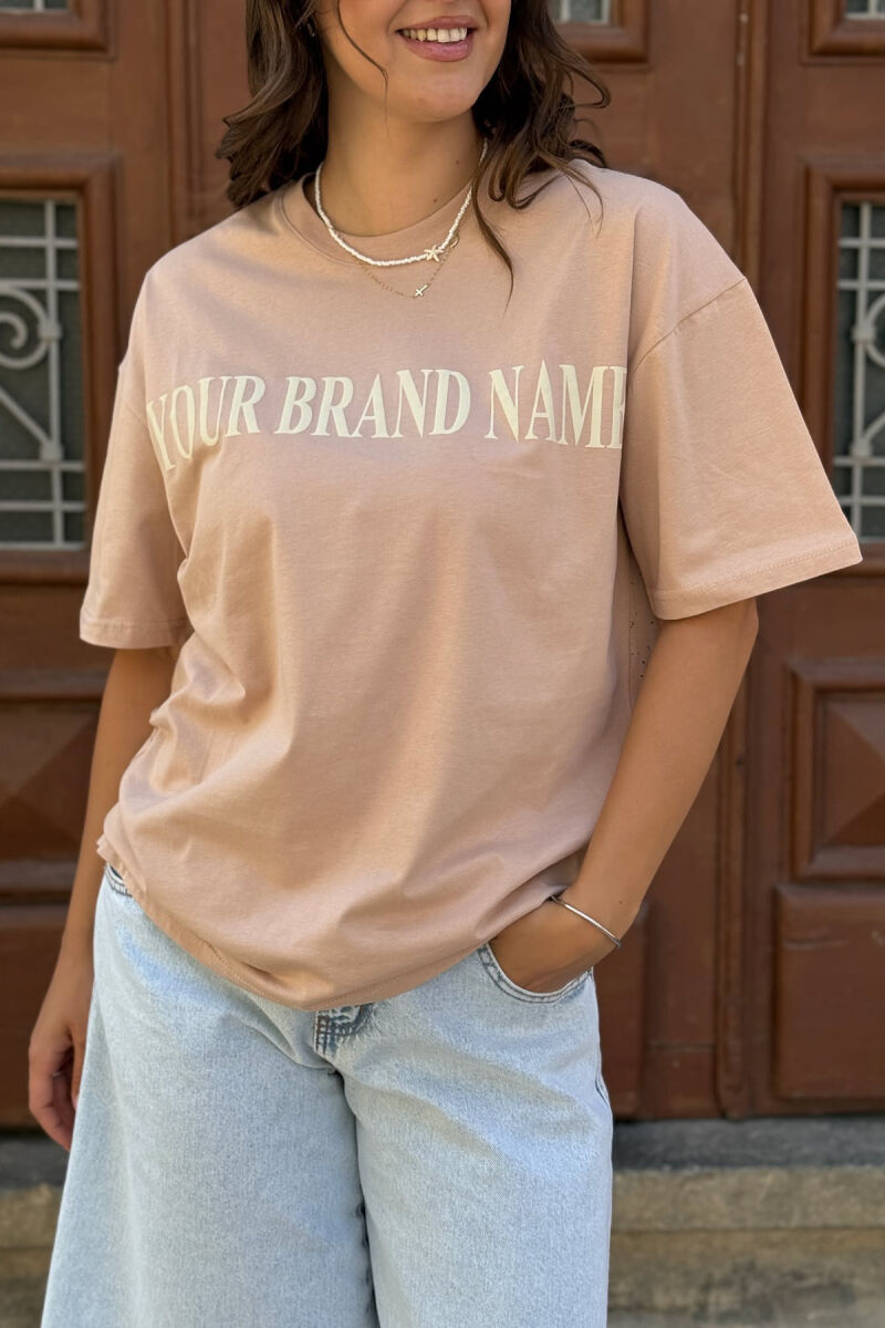 T-SHIRT ME SHKRIME DHE IMAZH PËR FEMRA NË NGJYRËN BEZHË - 3