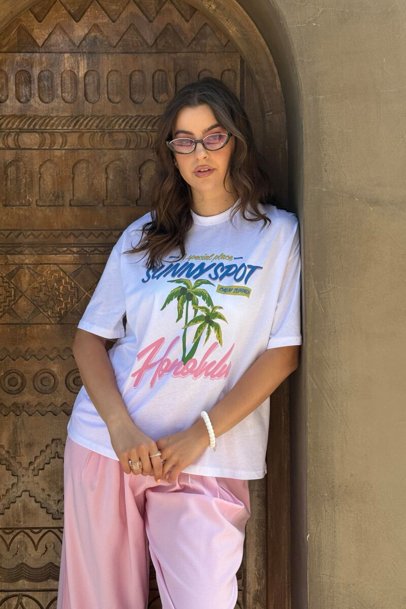 T-SHIRT ME SHKRIME DHE IMAZH PËR FEMRA NË NGJYRËN E BARDHË - 4