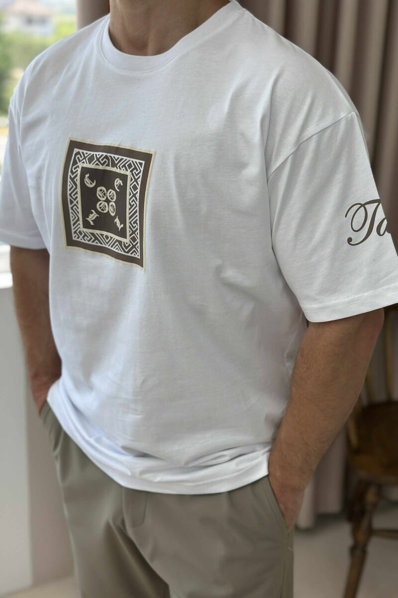 T-SHIRT I THJESHTË ME SHKRIME PËR MESHKUJ NË NGJYRËN E BARDHË - 3