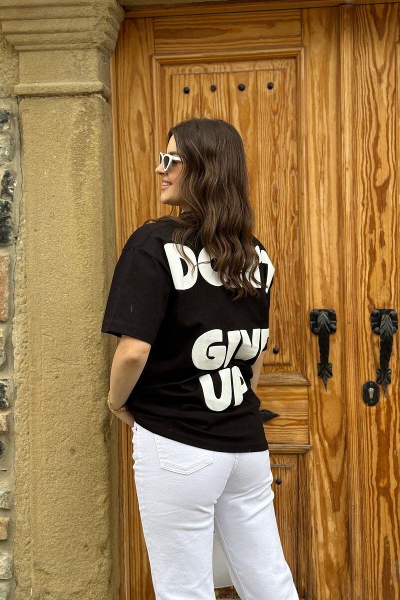 T-SHIRT ME SHKRIME DHE IMAZH PËR FEMRA NË NGJYRËN E ZEZË - 2