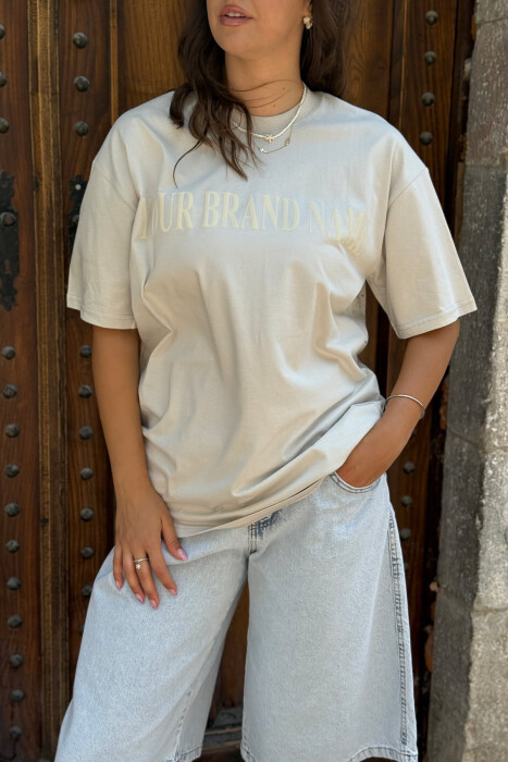 T-SHIRT ME SHKRIME DHE IMAZH PËR FEMRA NË NGJYRËN GRI E ZBARDHUR - 2