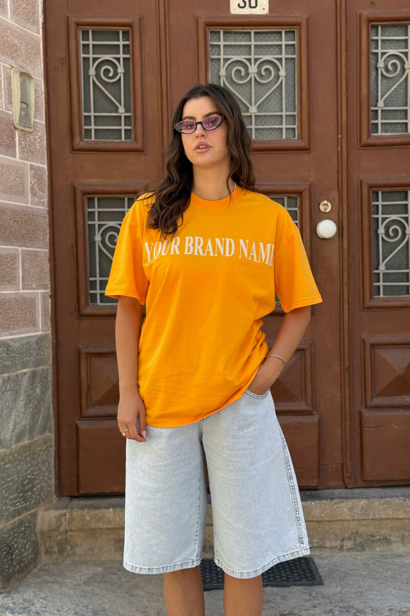 T-SHIRT ME SHKRIME DHE IMAZH PËR FEMRA NË NGJYRËN MUSTARDË - 2
