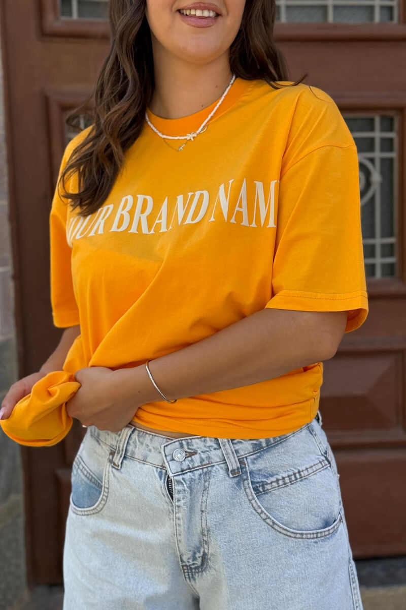 T-SHIRT ME SHKRIME DHE IMAZH PËR FEMRA NË NGJYRËN MUSTARDË - 3