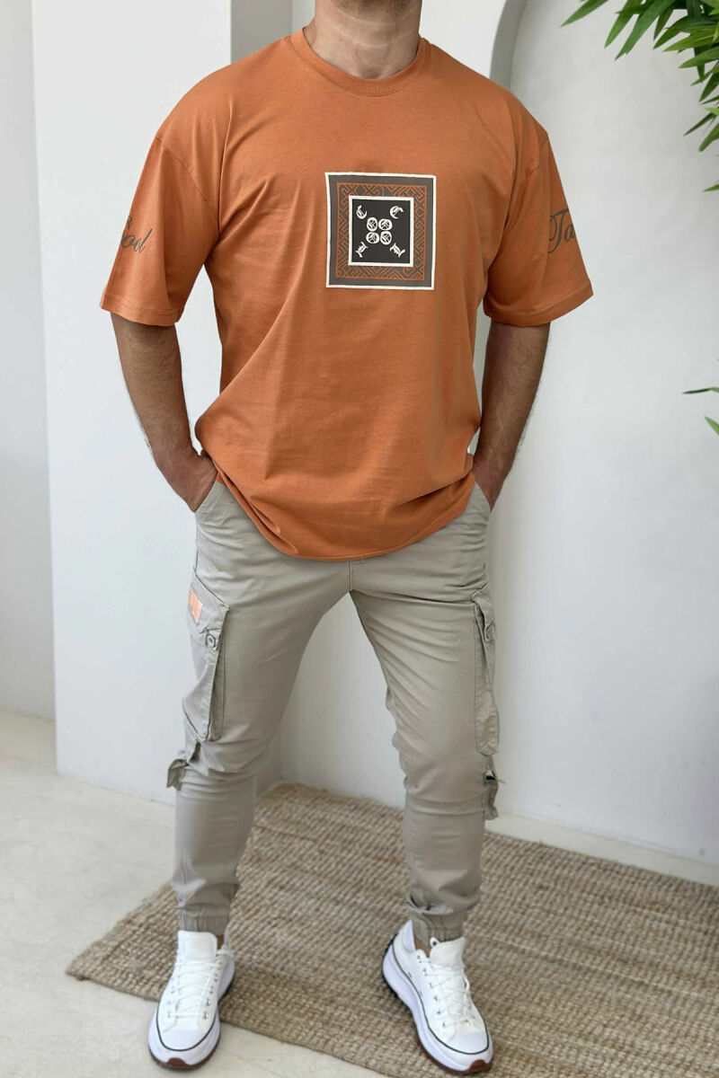 T-SHIRT I THJESHTË ME SHKRIME PËR MESHKUJ NË NGJYRËN TULLË - 2