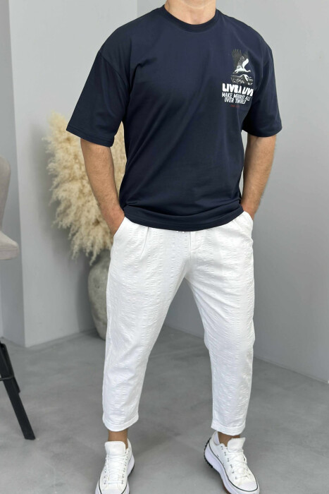 T-SHIRT ME SHKRIME DHE IMAZH PËR MESHKUJ NË NGJYRËN BLU E ERRËT - 1