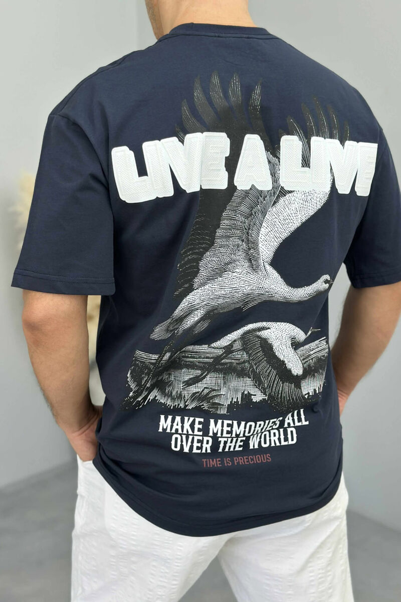 T-SHIRT ME SHKRIME DHE IMAZH PËR MESHKUJ NË NGJYRËN BLU E ERRËT - 4