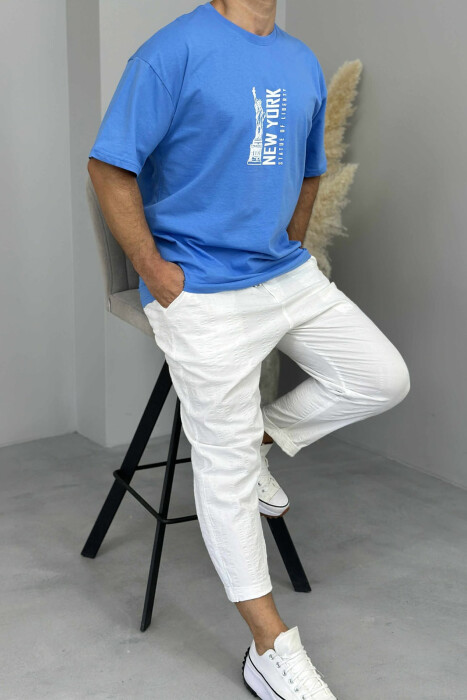 T-SHIRT ME SHKRIME DHE IMAZH PËR MESHKUJ NË NGJYRËN BLU E ZBARDHUR - 2