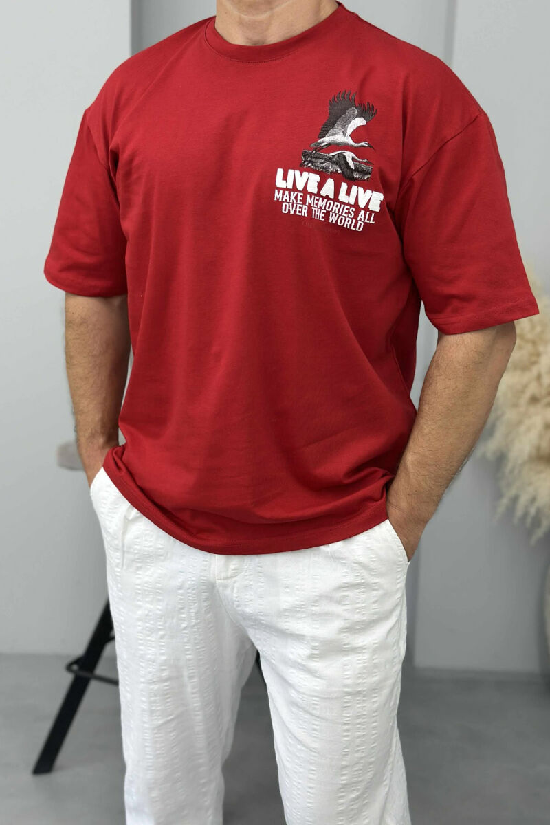 T-SHIRT ME SHKRIME DHE IMAZH PËR MESHKUJ NË NGJYRËN E KUQE - 2