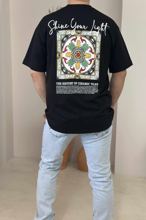 T-SHIRT ME SHKRIME DHE IMAZH PËR MESHKUJ NË NGJYRËN E ZEZË - 2