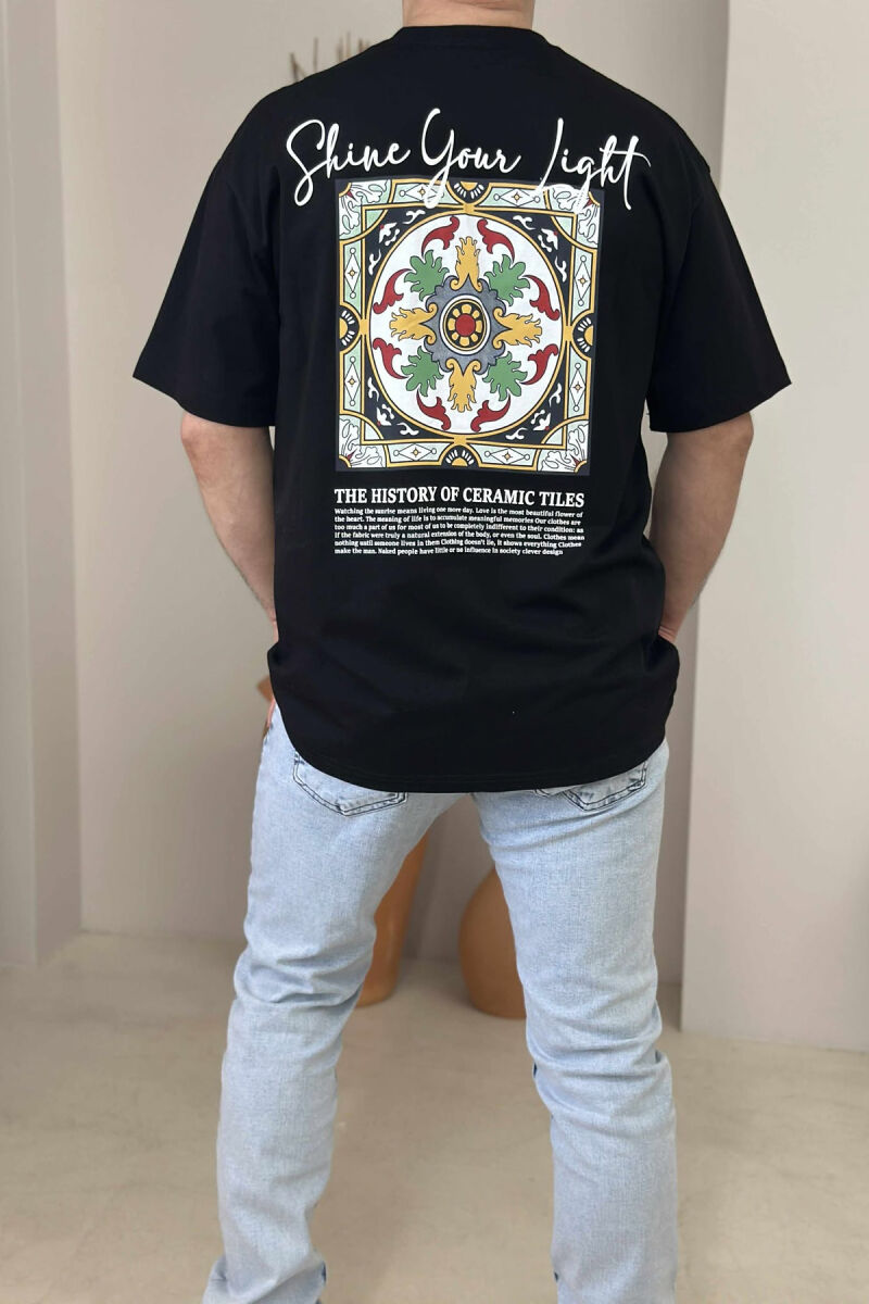 T-SHIRT ME SHKRIME DHE IMAZH PËR MESHKUJ NË NGJYRËN E ZEZË - 2