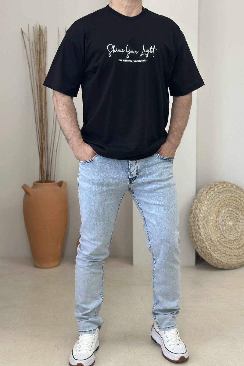 T-SHIRT ME SHKRIME DHE IMAZH PËR MESHKUJ NË NGJYRËN E ZEZË - 3
