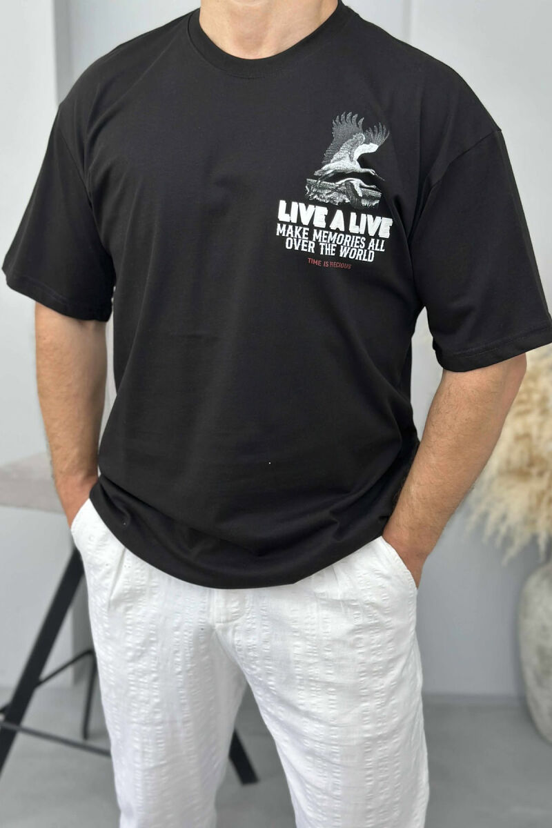 T-SHIRT ME SHKRIME DHE IMAZH PËR MESHKUJ NË NGJYRËN E ZEZË - 1