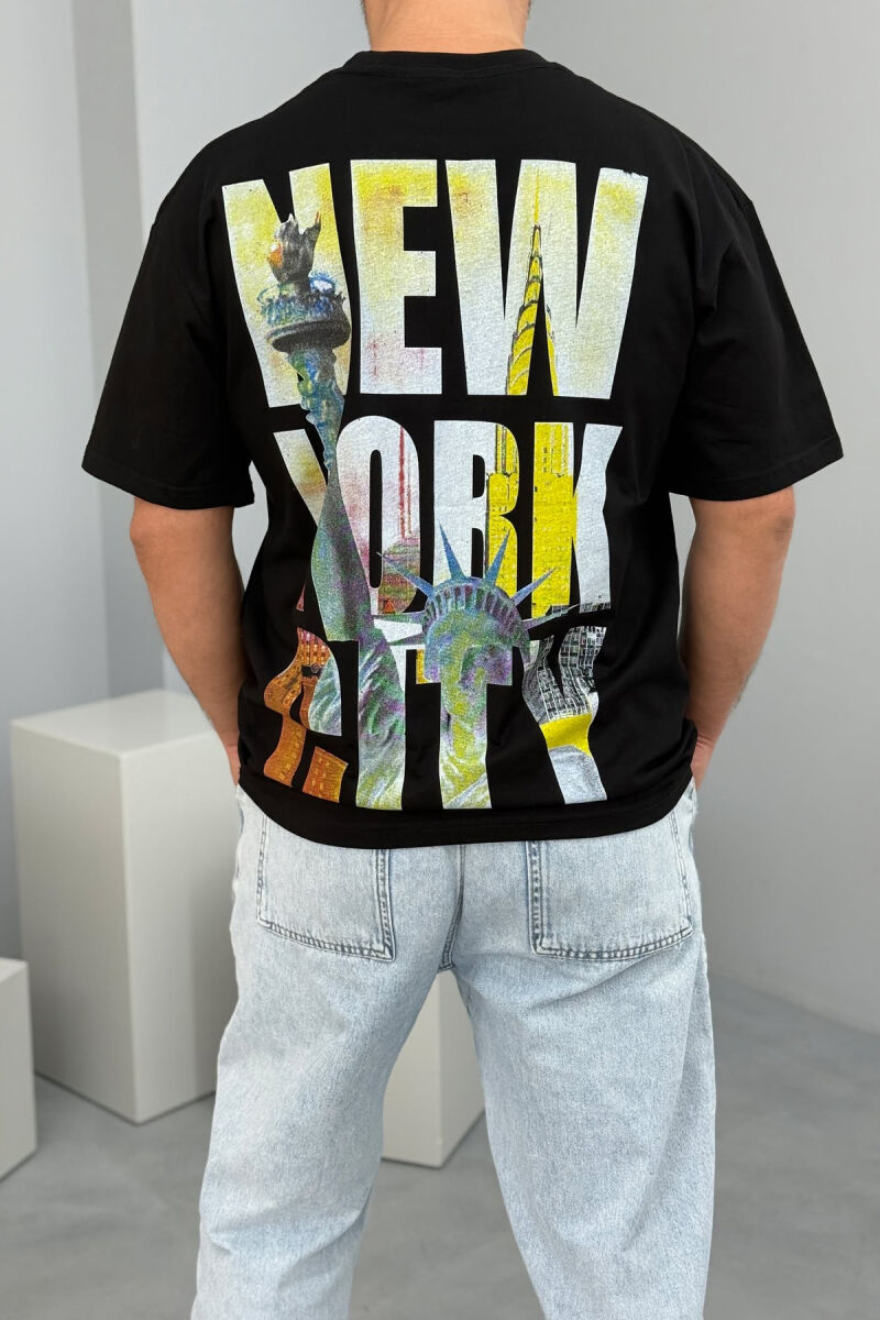 T-SHIRT ME SHKRIME DHE IMAZH PËR MESHKUJ NË NGJYRËN E ZEZË - 3