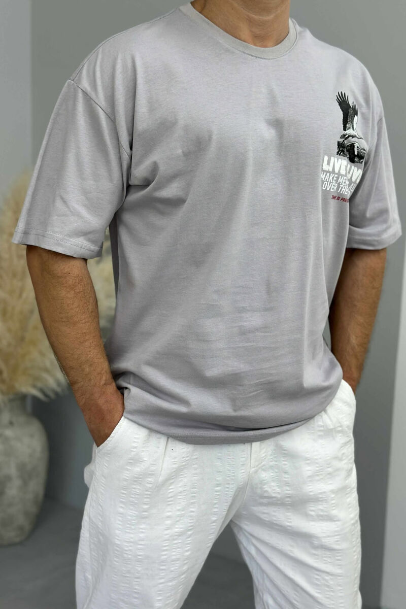 T-SHIRT ME SHKRIME DHE IMAZH PËR MESHKUJ NË NGJYRËN GRI E ZBARDHUR - 1