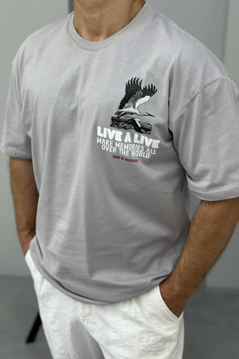 T-SHIRT ME SHKRIME DHE IMAZH PËR MESHKUJ NË NGJYRËN GRI E ZBARDHUR - 2