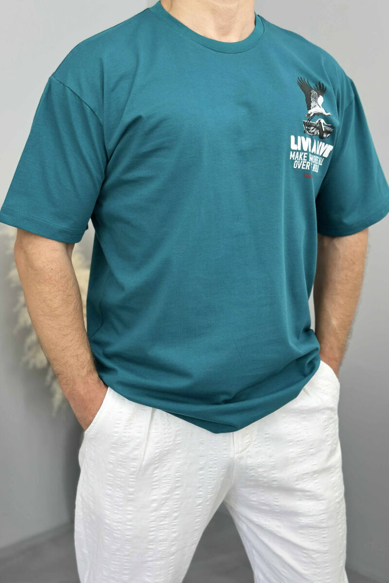 T-SHIRT ME SHKRIME DHE IMAZH PËR MESHKUJ NË NGJYRËN JESHILE E ERRËT - 3