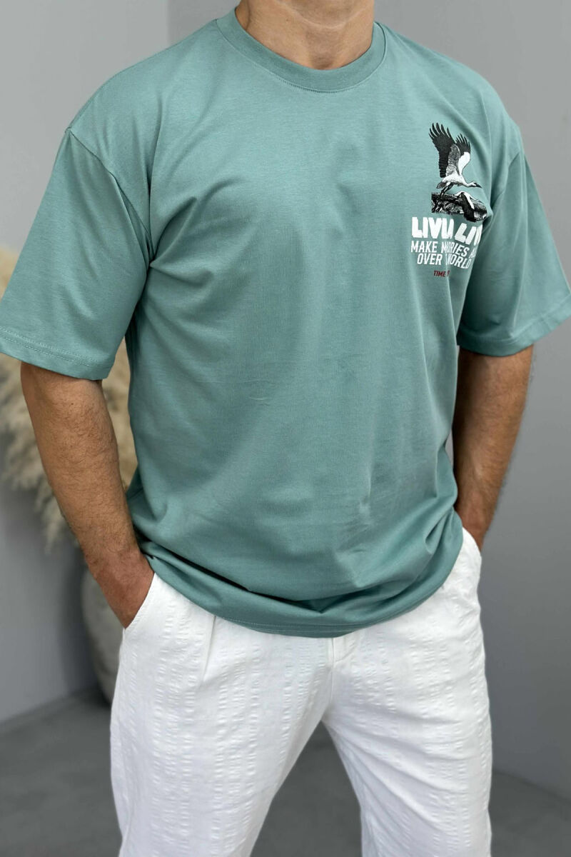 T-SHIRT ME SHKRIME DHE IMAZH PËR MESHKUJ NË NGJYRËN MENTE E ERRËT - 1
