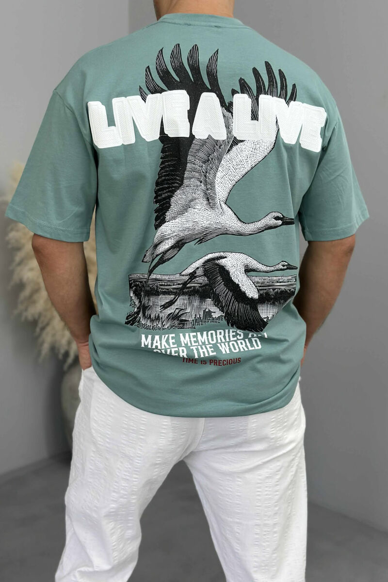 T-SHIRT ME SHKRIME DHE IMAZH PËR MESHKUJ NË NGJYRËN MENTE E ERRËT - 2