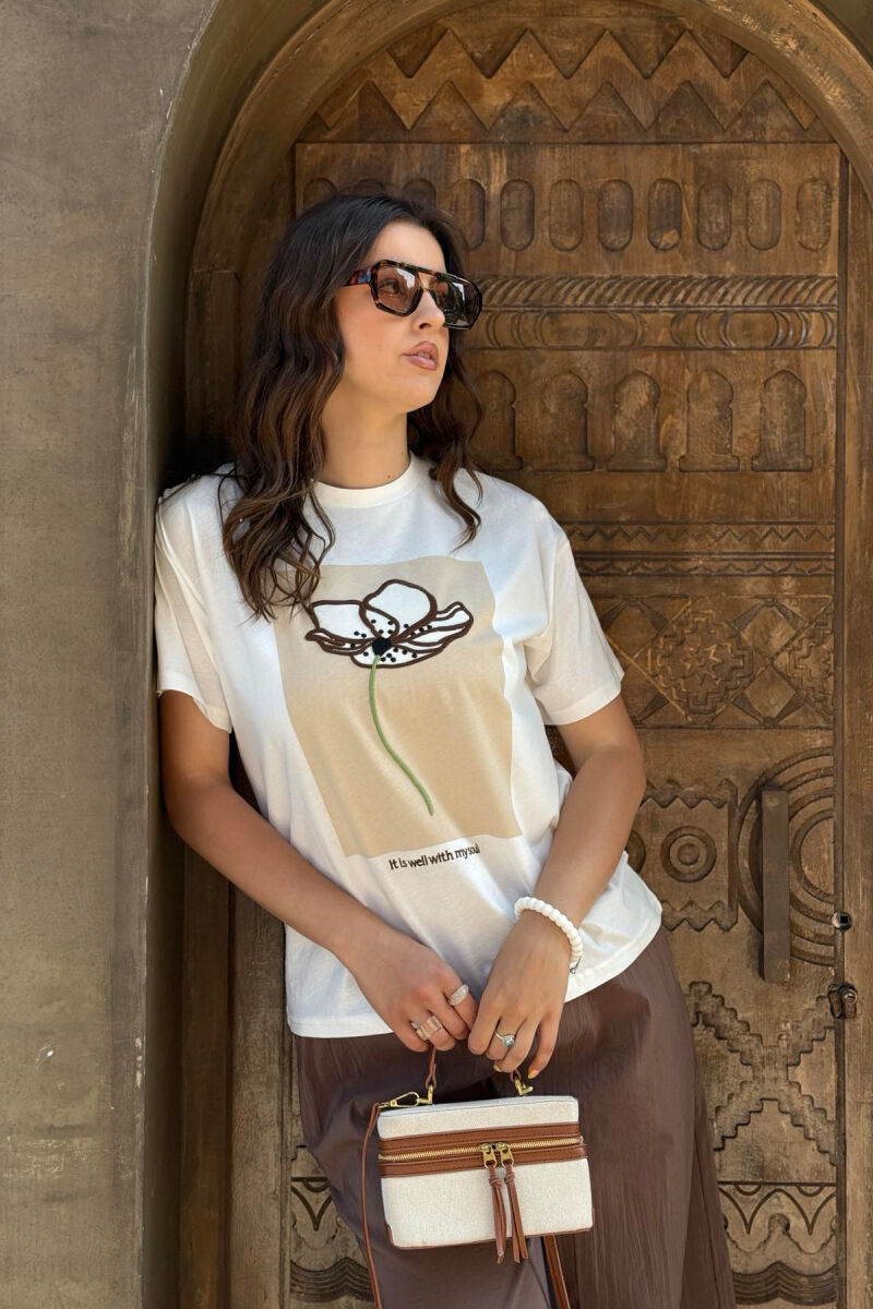 T-SHIRT ME SHKRIME DHE IMAZHIN E LULES PËR FEMRA NË NGJYRËN E BARDHË - 7