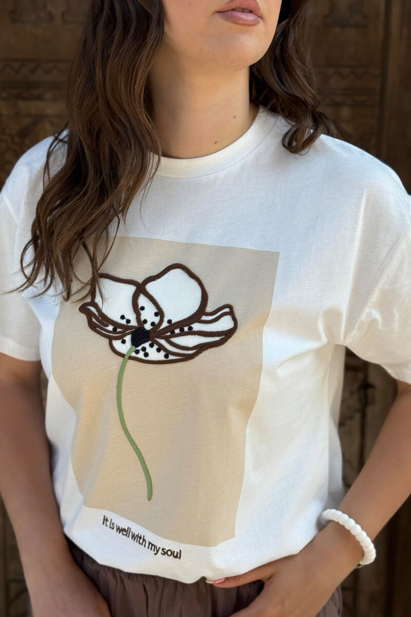 T-SHIRT ME SHKRIME DHE IMAZHIN E LULES PËR FEMRA NË NGJYRËN E BARDHË - 8