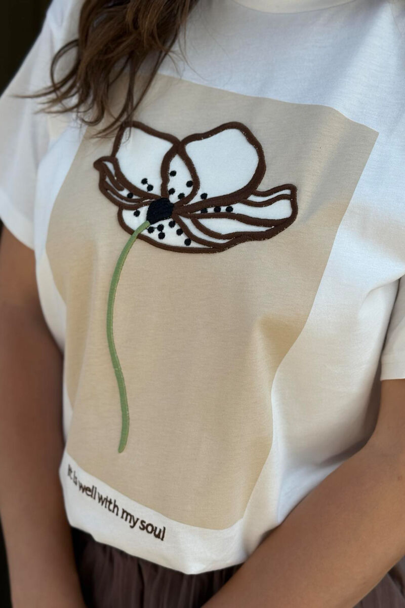 T-SHIRT ME SHKRIME DHE IMAZHIN E LULES PËR FEMRA NË NGJYRËN E BARDHË - 9