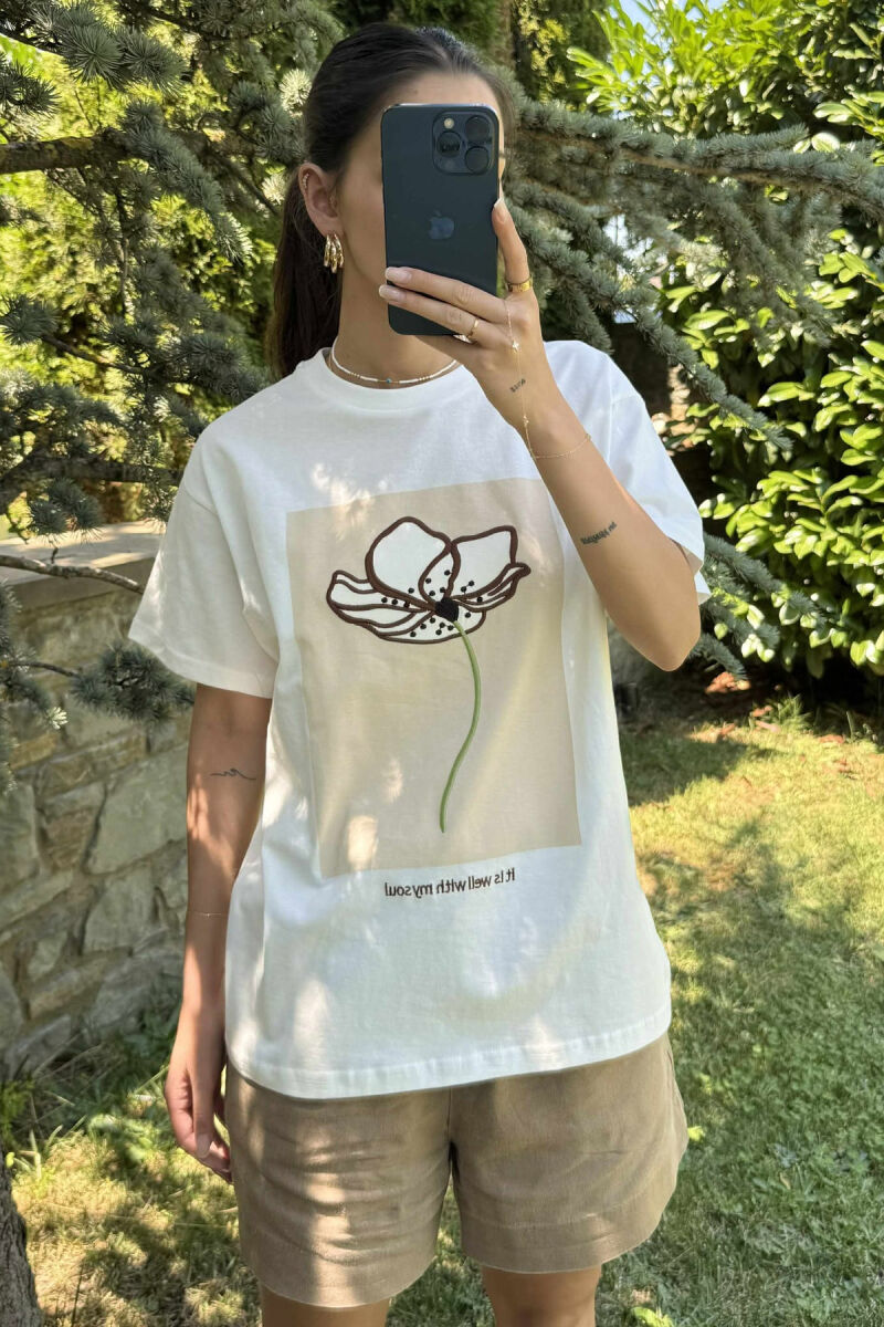 T-SHIRT ME SHKRIME DHE IMAZHIN E LULES PËR FEMRA NË NGJYRËN E BARDHË - 3