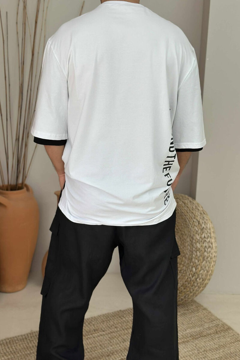 T-SHIRT ME SHKRIME DHE JAKË TË RRUMBULLAKËT PËR MESHKUJ NË NGJYRËN E BARDHË - 2