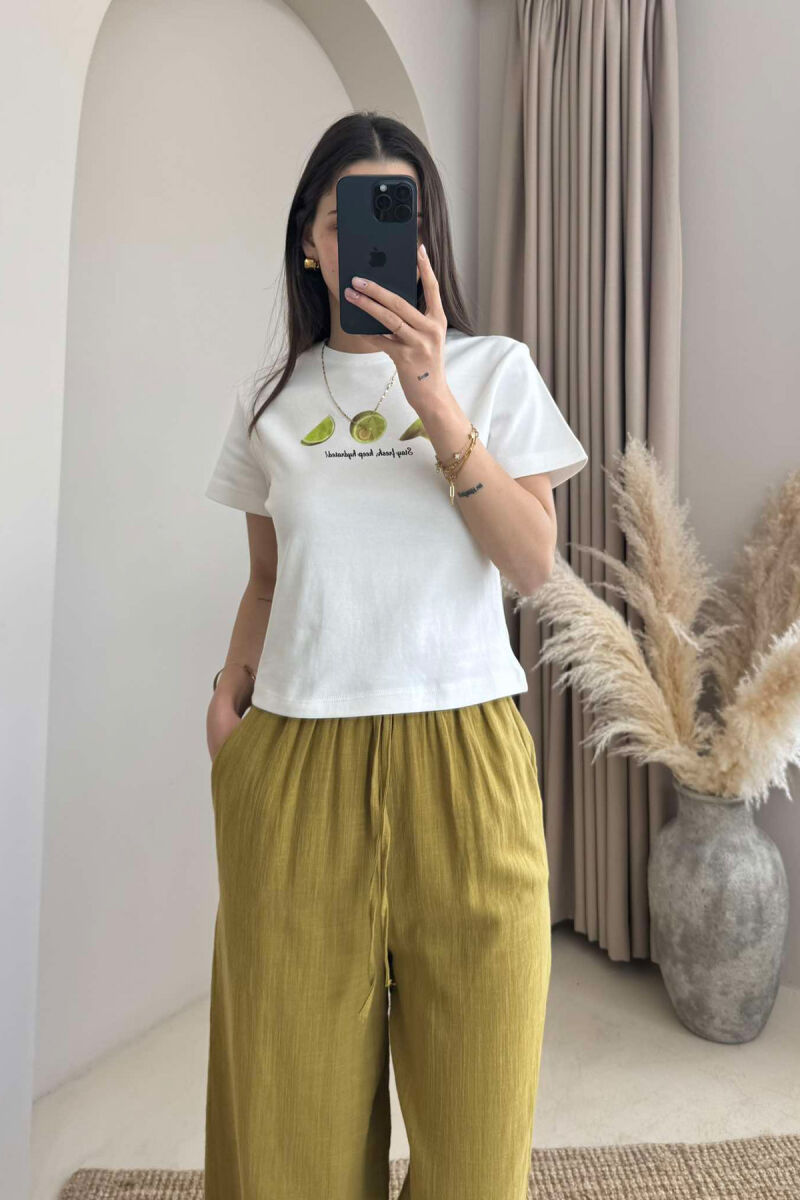 T-SHIRT ME SHKRIME ME LOGON E LIMONIT PËR FEMRA NË NGJYRËN E BARDHË - 1