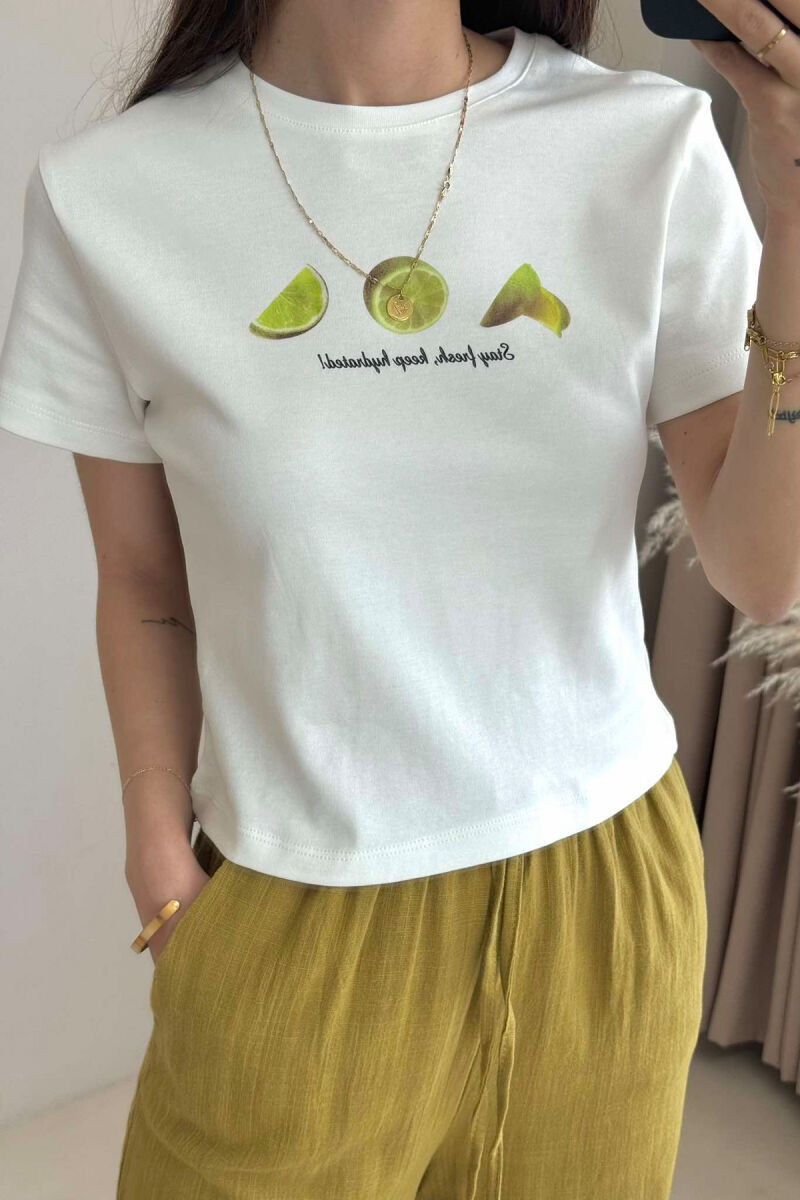 T-SHIRT ME SHKRIME ME LOGON E LIMONIT PËR FEMRA NË NGJYRËN E BARDHË - 2