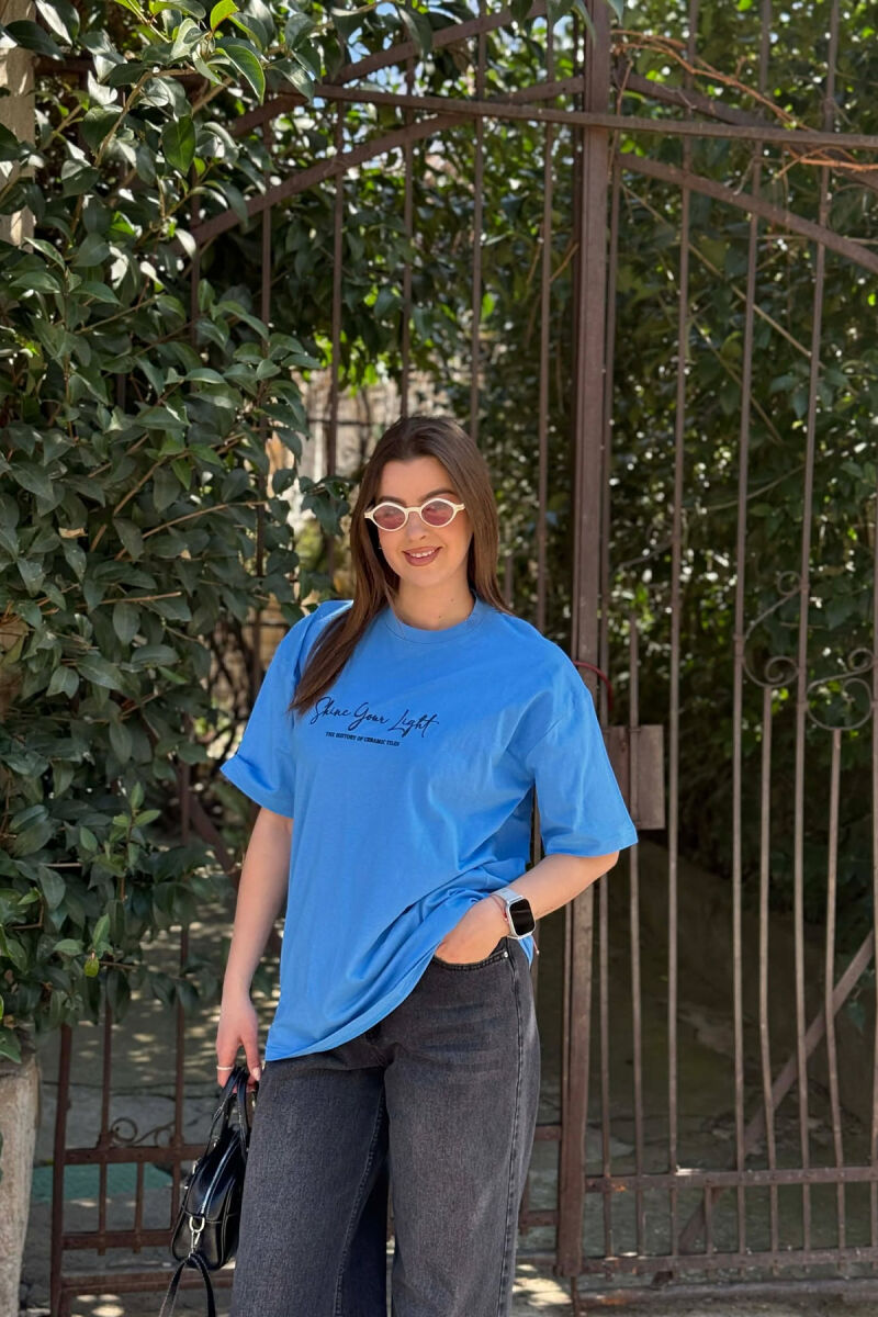 T-SHIRT ME SHKRIME NE PJESEN PARA DHE IMAZH PAS PER FEMRA NE NGJYRE BLU+ 6 PALE ÇORAPE DHURATE - 1