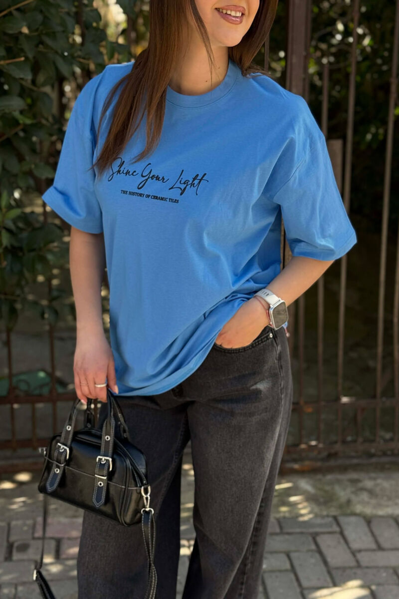 T-SHIRT ME SHKRIME NE PJESEN PARA DHE IMAZH PAS PER FEMRA NE NGJYRE BLU+ 6 PALE ÇORAPE DHURATE - 2