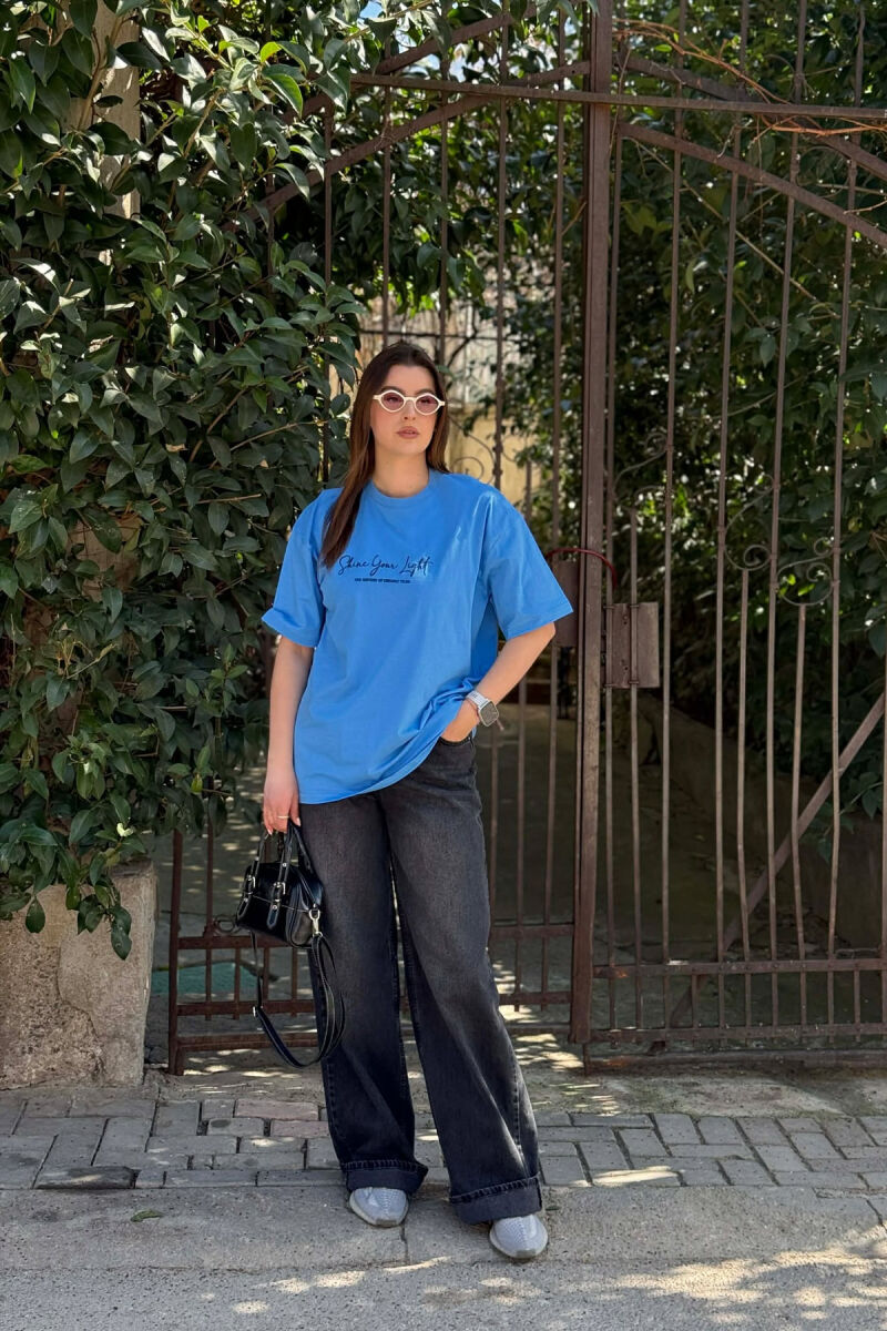 T-SHIRT ME SHKRIME NE PJESEN PARA DHE IMAZH PAS PER FEMRA NE NGJYRE BLU+ 6 PALE ÇORAPE DHURATE - 3
