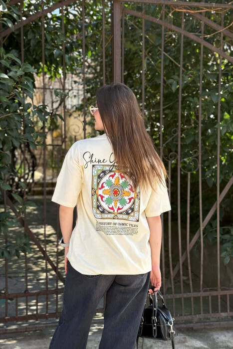T-SHIRT ME SHKRIME NE PJESEN PARA DHE IMAZH PAS PER FEMRA NE NGJYRE KREM + 6 PALE ÇORAPE DHURATE - 3