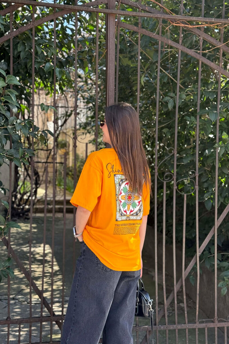 T-SHIRT ME SHKRIME NE PJESEN PARA DHE IMAZH PAS PER FEMRA NE NGJYRE MUSTARDE + 6 PALE ÇORAPE DHURATE - 4