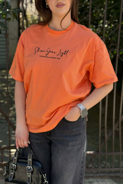 T-SHIRT ME SHKRIME NE PJESEN PARA DHE IMAZH PAS PER FEMRA NE NGJYRE PORTOKALLI + 6 PALE ÇORAPE DHURATE - 2
