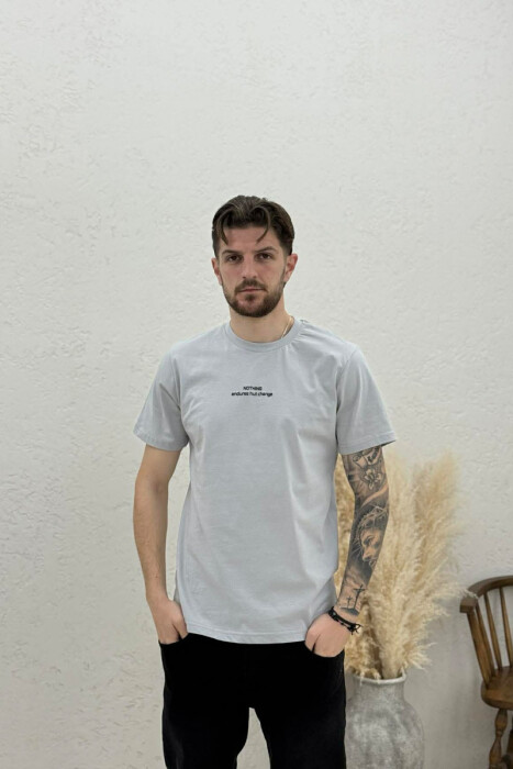 T-SHIRT ME SHKRIME NE PJESEN PARA PER MESHKUJ NE NGJYRE GRI TE ZBARDHUR - 1