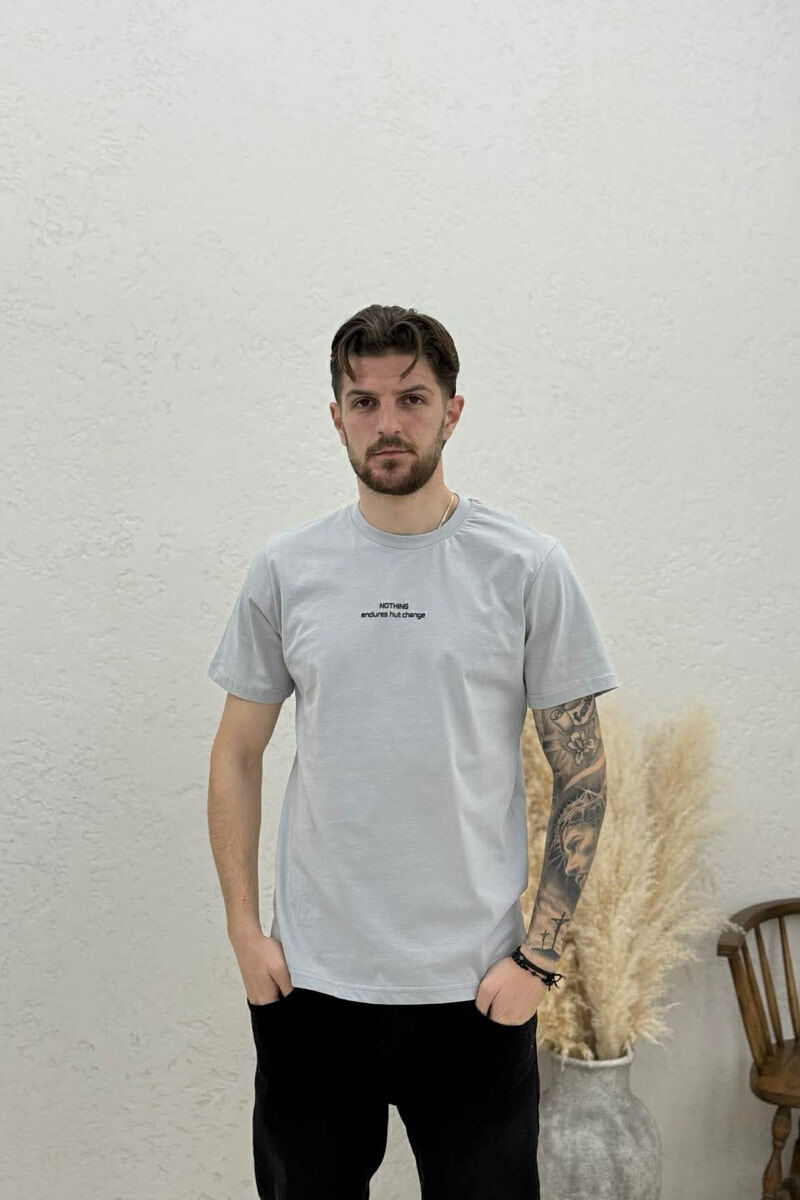 T-SHIRT ME SHKRIME NE PJESEN PARA PER MESHKUJ NE NGJYRE GRI TE ZBARDHUR - 1