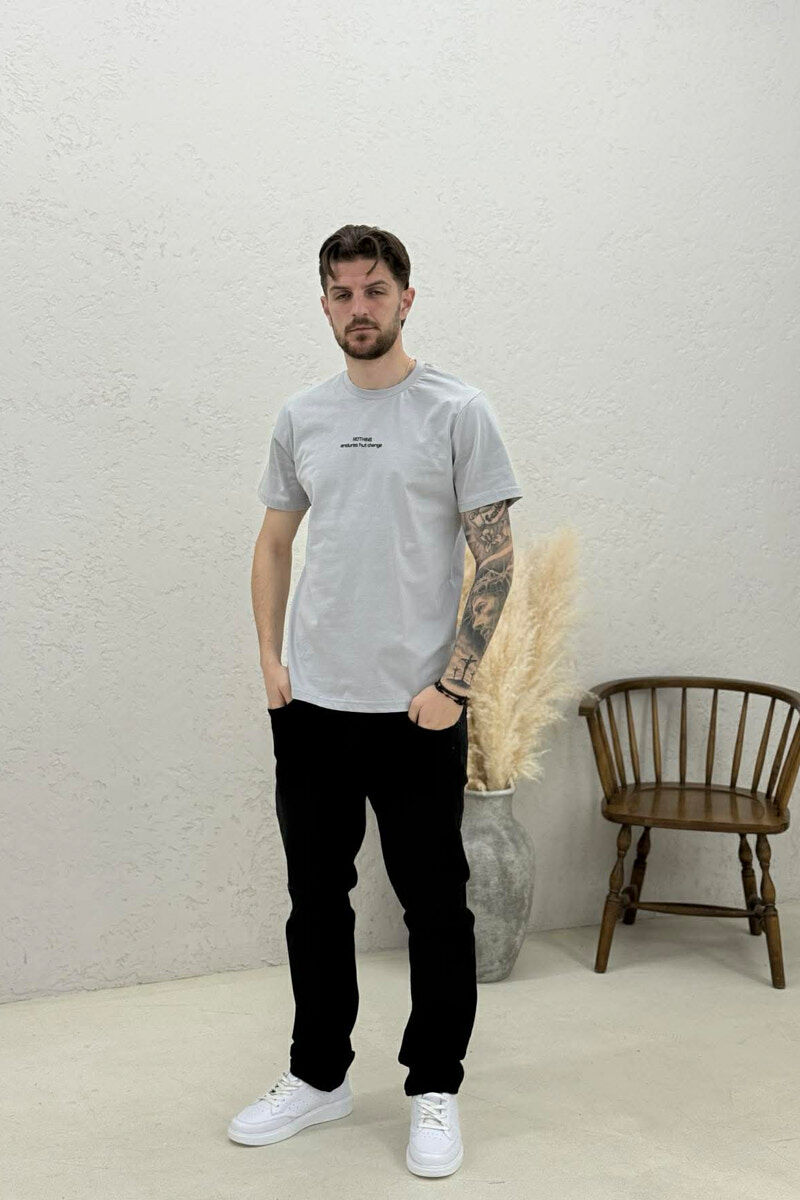 T-SHIRT ME SHKRIME NE PJESEN PARA PER MESHKUJ NE NGJYRE GRI TE ZBARDHUR - 2