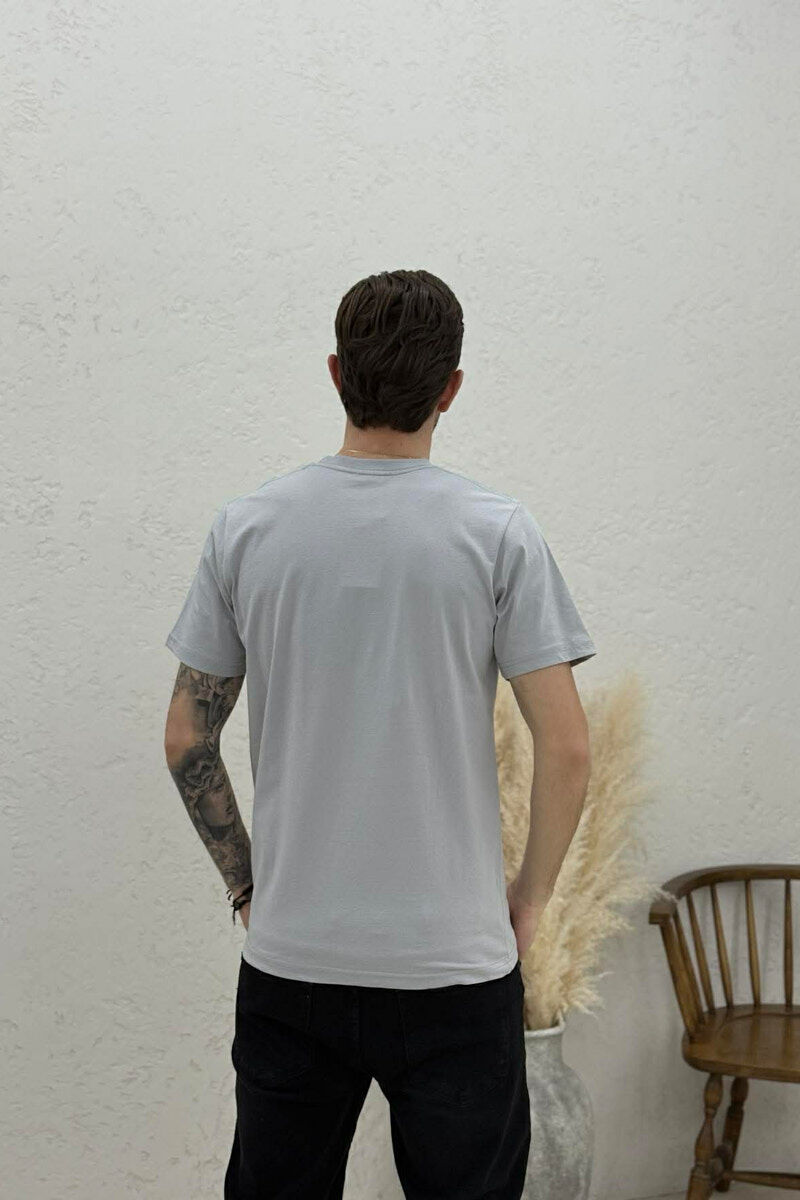 T-SHIRT ME SHKRIME NE PJESEN PARA PER MESHKUJ NE NGJYRE GRI TE ZBARDHUR - 4