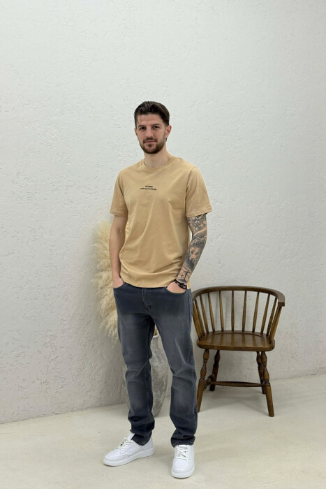 T-SHIRT ME SHKRIME NE PJESEN PARA PER MESHKUJ NE NGJYRE KAFE TE ZBARDHUR - 2