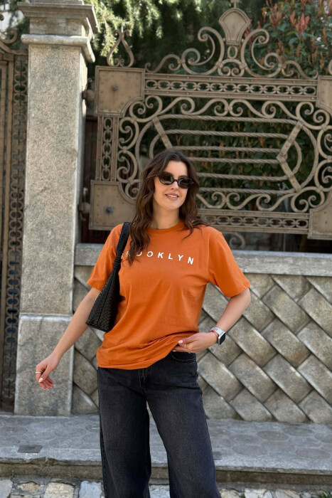 T-SHIRT ME SHKRIME PER FEMRA NE NGJYRE PORTOKALLI + 6 PALE ÇORAPE DHURATE - 1